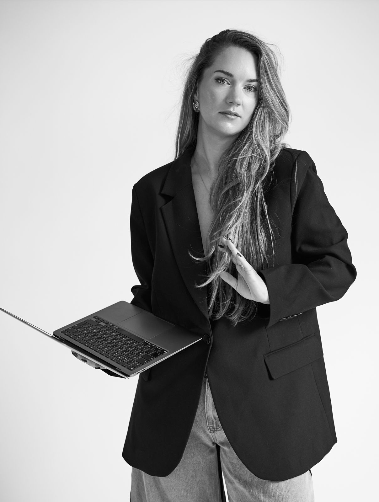 Zwart-wit portret van Lianne met laptop