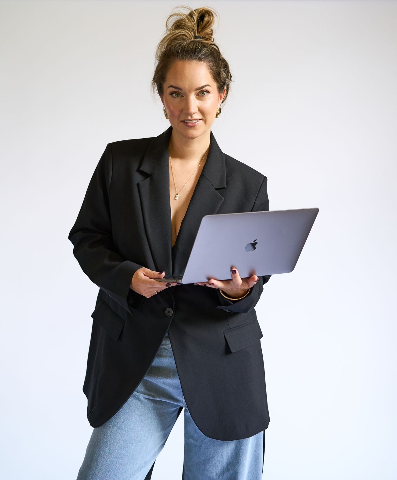 Lianne met laptop in haar handen