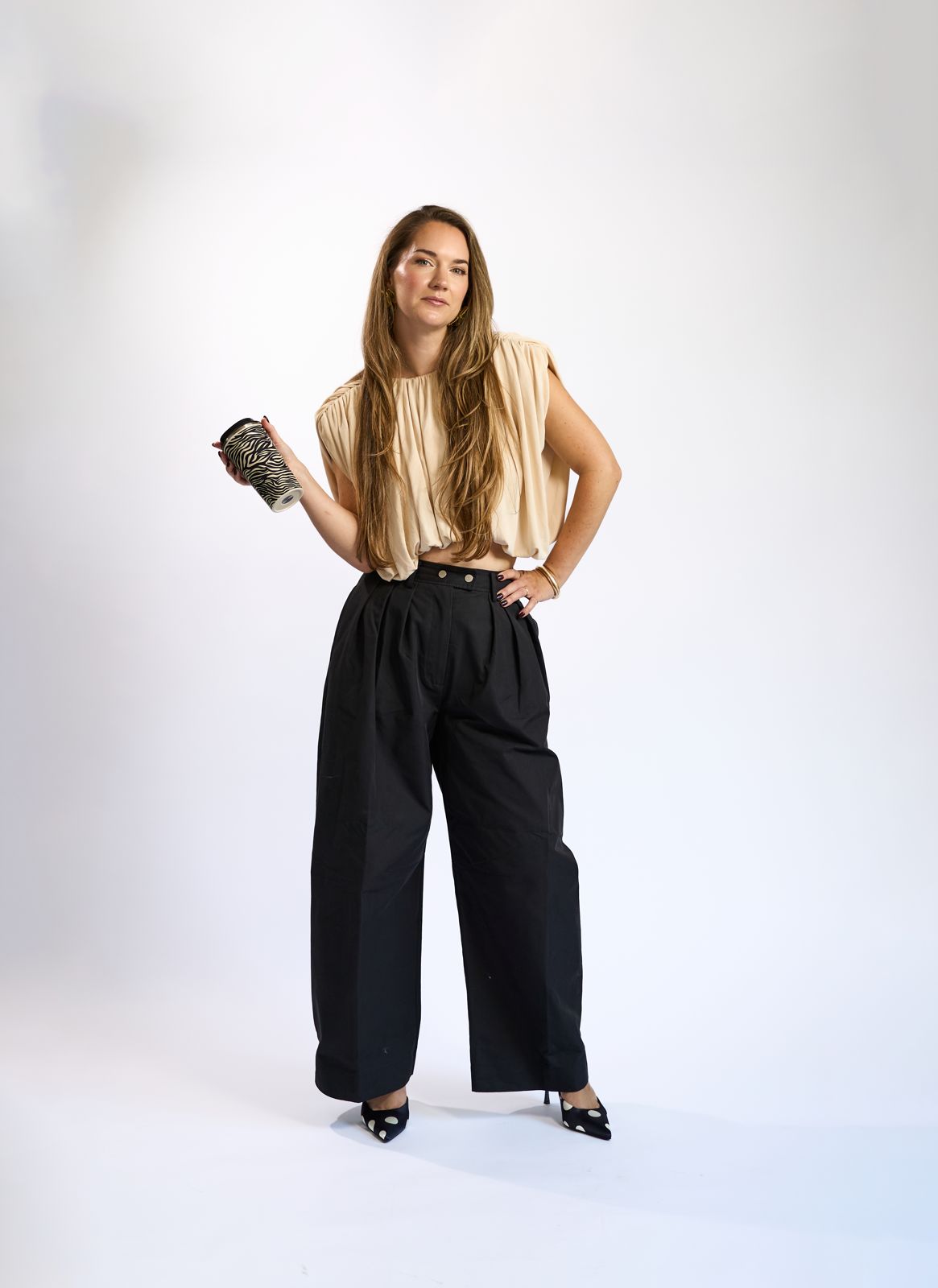 Lianne staand met een koffiebeker