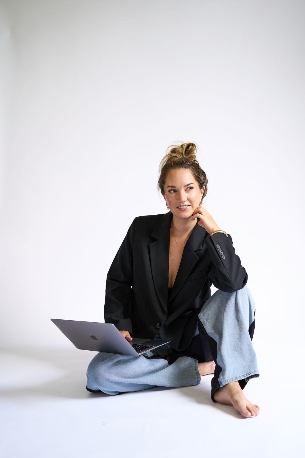 Lianne lachend op de vloer met laptop