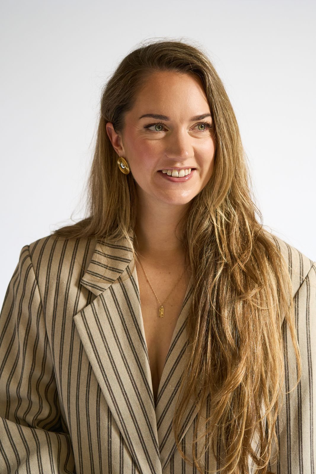 Lianne lachend in een gestreepte blazer