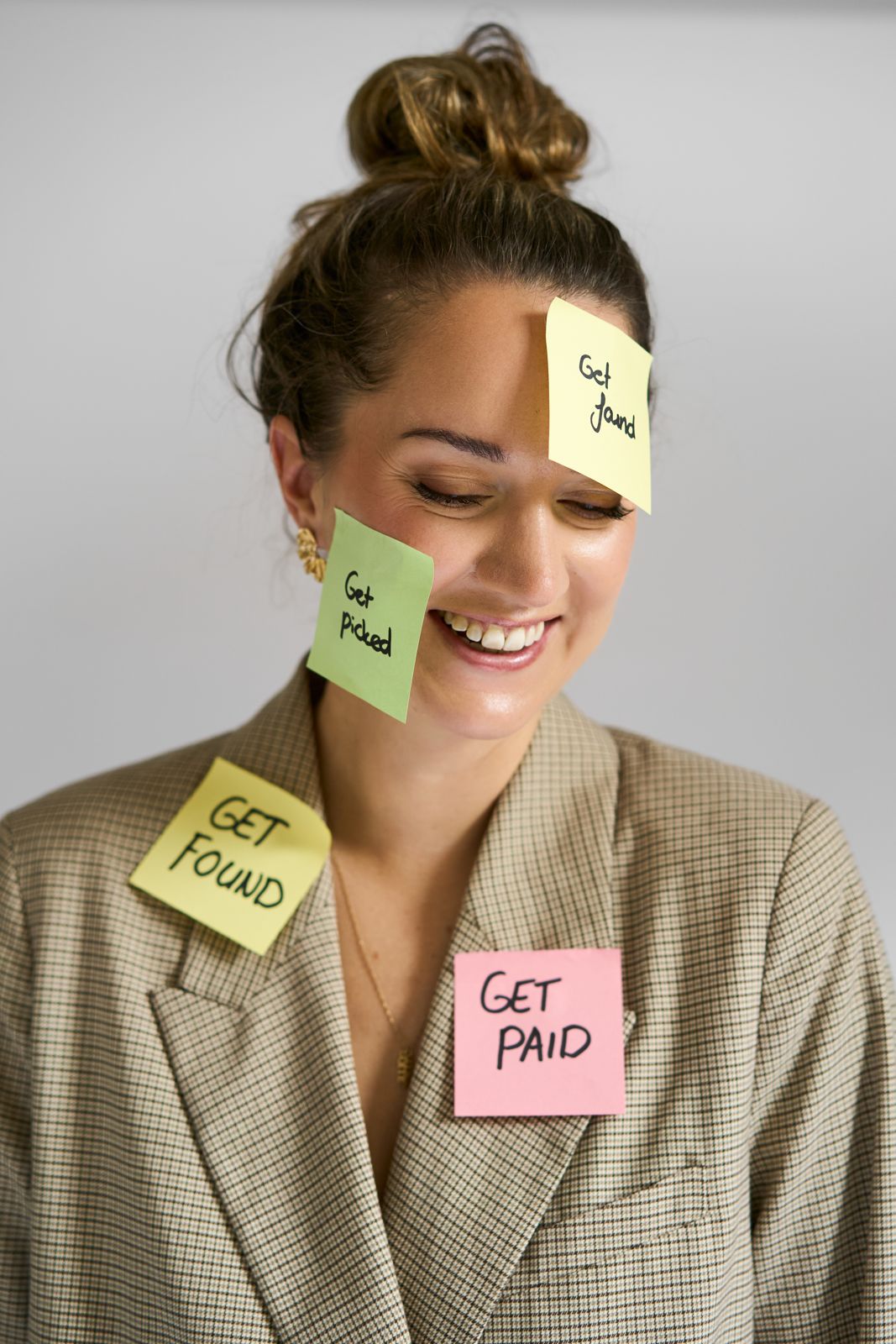 Lianne lachend met post-its: Get found, Get picked, Get paid